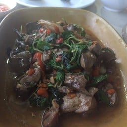 ผัดกระเพราเครื่องในไก่