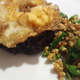 ข้าวไรซ์เบอรี่กะเพราไก่สับ+ไข่ดาว