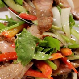 ยำคอหมูย่าง