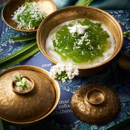 ขนมอินทนิลและหยกมณี ในน้ำใบเตยหอม