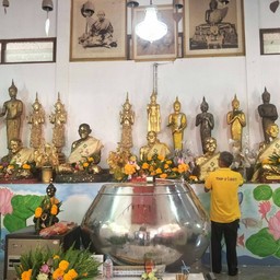 ทำบุญ ปิดทองหลังพระ
