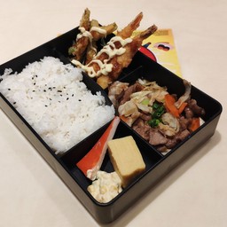 เบนโตะกุ้งเทมปุระราดซอสมายองเนสและเนื้อย่างผัดกับผัก