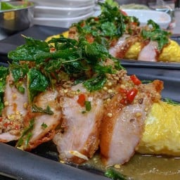 ข้าวกระเพราคอหมูห่อไข่