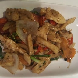 อกไก่ไร้หนังหมักผัดพริกไทดำ