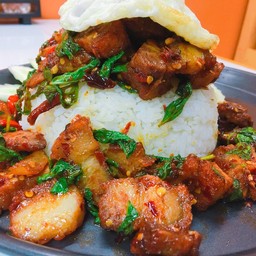 ข้าวกะเพราหมูกรอบ XXL ( แถมฟรีไข่ดาว 4 ฟอง )