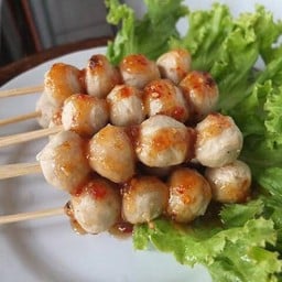 ลูกชิ้นหมูปิ้ง 5 ไม้