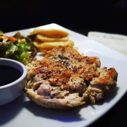 The Cottage Steak Cafe & Bistro กองเมือง