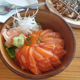 ข้าวหน้าแซลมอนไข่ดอง Rice sushi with salmon