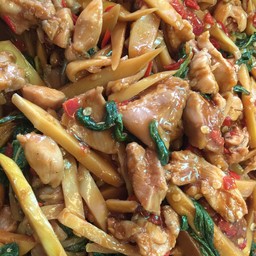 ผัดกระเพราหน่อไม้ไก่