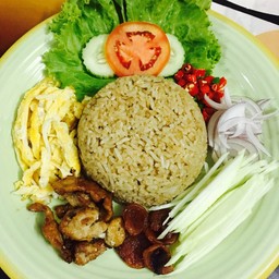 กะปิอย่างดีผัดกับข้าว พร้อมกับไข่เจียว หมูหวาน กุนเชียง พริก หอมแดงและมะม่วง