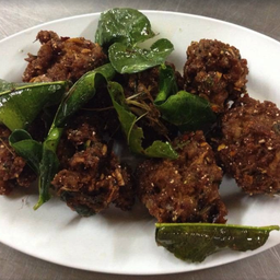 เกี๊ยวลาบหมูทอด