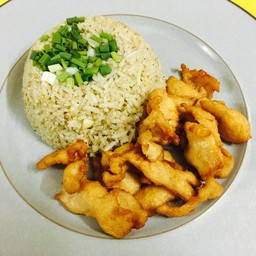 ข้าวผัดกระเทียม หอมๆ มีไก่ทอดกระเทียมเคียงข้าง
