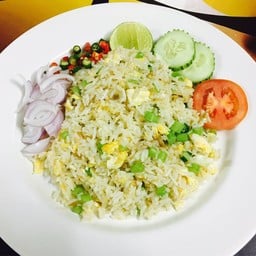 เนื้อปลาเค็ม ทอดแล้ว หอม สด ใหม่ สะอาด
ผัดกับข้าว มีพริกขี้หนูและหอมแดงเคียงข้าง