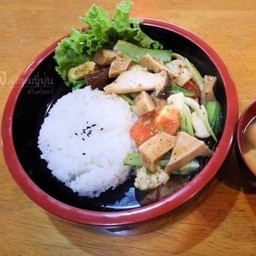 ข้าวหน้าไก่พริกไทยดำ