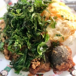 กะเพราไข่เยี่ยวม้าหมูสับ