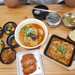 สั่งจัมปง ไก่ทอดเกาหลีกรอบๆซอสหวานๆเผ็ดๆได้กลิ่นเหมือนกลิ่นมันๆถั่วๆค่ะ อร่อยดี 