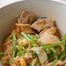 สุกี้แห้งหมูพิเศษหมึกกกรอบ