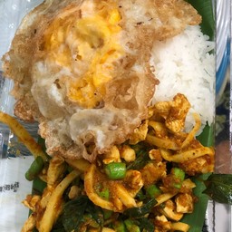 พริกแกงหมูกรอบ+ไข่ดาว