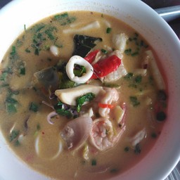 ต้มยำนำ้ข้นรวมมิตร​ 100​฿ต่อถ้วยอร่อยเด็ดค่ะ