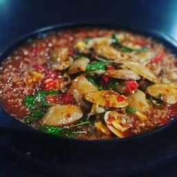 หอยลายผัดน้ำพริกเผากระทะร้อน