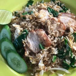 ข้าวผัดหมูกรอบ