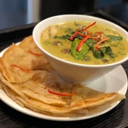 โรตีกับแกงเขียวหวานไก่