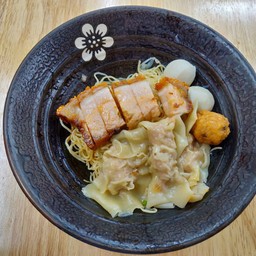 บะหมี่เกี๊ยวหมูกรอบ+ลูกชิ้นรวม