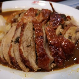 อร่อยดีค่ะ​ ราดน้ำเป็ดรสออกหวาน​ ทานคู่กับหมี่หยก