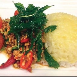 ข้าวอบชีสกะเพรากรอบ