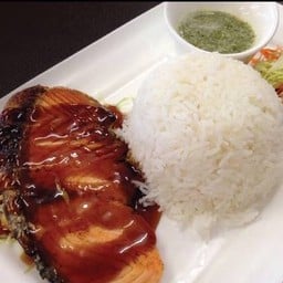 ข้าวหน้าปลาแซลมอนย่างซีอิ๊ว