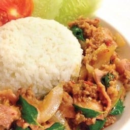 ข้าวกะเพราหมูสับเบคอน