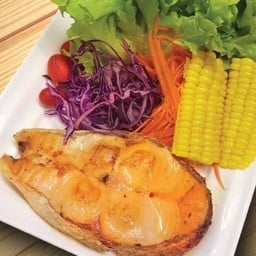 สลัดปลาแซลมอน