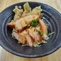 บะหมี่เกี๊ยวหมูแดง+หมูกรอบ