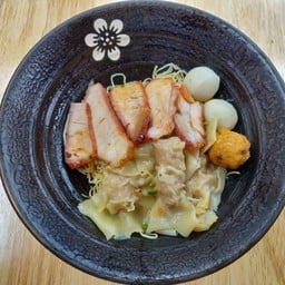 บะหมี่เกี๊ยวหมูแดง+ลูกชิ้นรวม