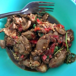 ข้าวกะเพราเครื่องในไก่