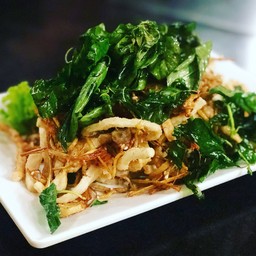 ปลาหมึกหอมทอดสมุนไพร ครึ่งโล