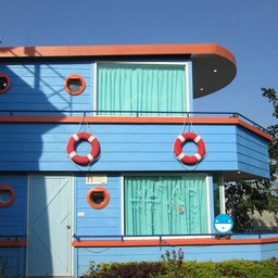 Happy Cruise บ้านพัก 2 ชั้นรูปเรือสีฟ้าสดใส