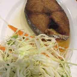 ปลาอินหรีย์ทอดราดน้ำปลา Fried Spanisin Backerel Steak Topped with Fish Sauce