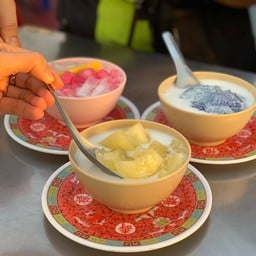 สองถ้วยหลังคือทับทิมกรอบและสาคูเปียก อร่อยทั้งสองถ้วย