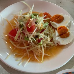 ส้มตำรสชาติดีแต่ที่ดีกว่าคือไข่เค็มนี่แหละ 
