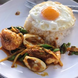 พริกแกงทะเล+ไข่ดาว