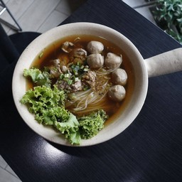 ก๋วยเตี๋ยวลูกชิ้น เนื้อสด (ร้าน โปวเทียมเฮง)