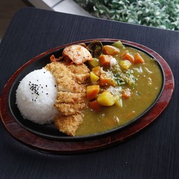 ข้าวแกงกะหรี่ไก่กรอบไร้กระดูก (ร้าน เกาหลีกระทะร้อน)