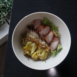 บะหมี่เกี๊ยวหมูแดง+หมูกรอบ (ร้าน ข้าวหมูแดง หมูกรอบ ธานี)