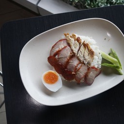 ข้าวทุกอย่าง (หมูแดง+หมูกรอบ+กุเชียง+ไข่) (ร้าน ข้าวหมูแดง หมูกรอบ ธานี)