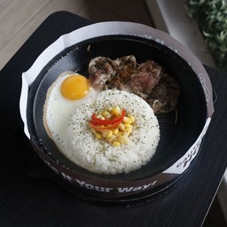 ข้าวแกงกะหรี่หมูและไข่ (ร้าน เปเปอร์ลันซ์)