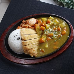 ข้าวแกงกะหรี่หมูชุบเกล็ดขนมปังทอด (ร้าน เกาหลีกระทะร้อน)