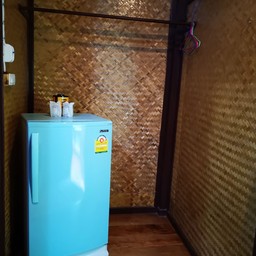 มีตู้เย็น​ พร้อมน้ำดื่มให้บริการ​