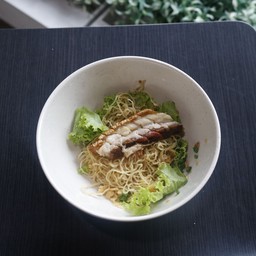 บะหมี่หมูกรอบ (ร้าน ข้าวหมูแดง หมูกรอบ ธานี)