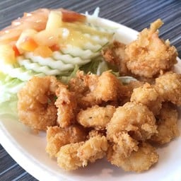 สลัดกุ้งทอด (กลาง)